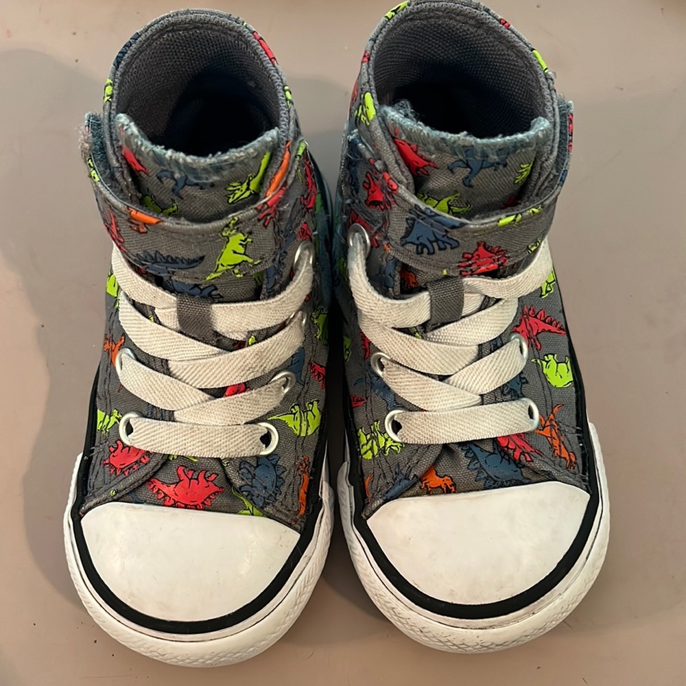 Dino converse size 5 but will definitely fit a size 4 toddler